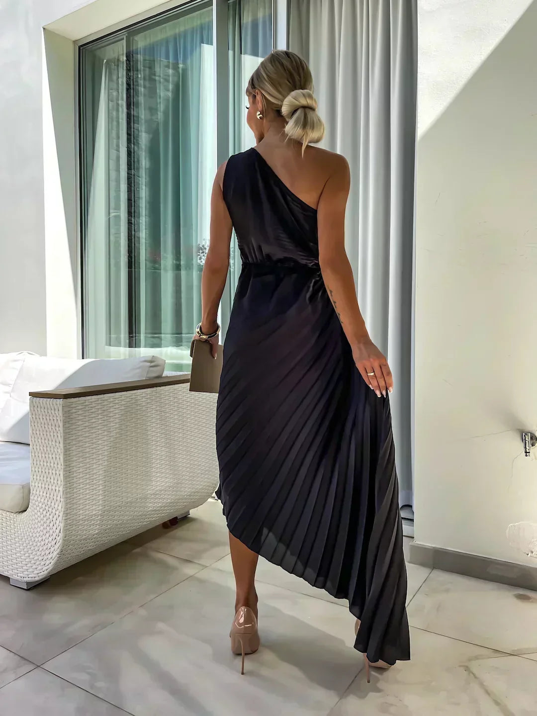 Juliette | Geplisseerde one-shoulder midijurk met stoffen roos voor trouwgasten
