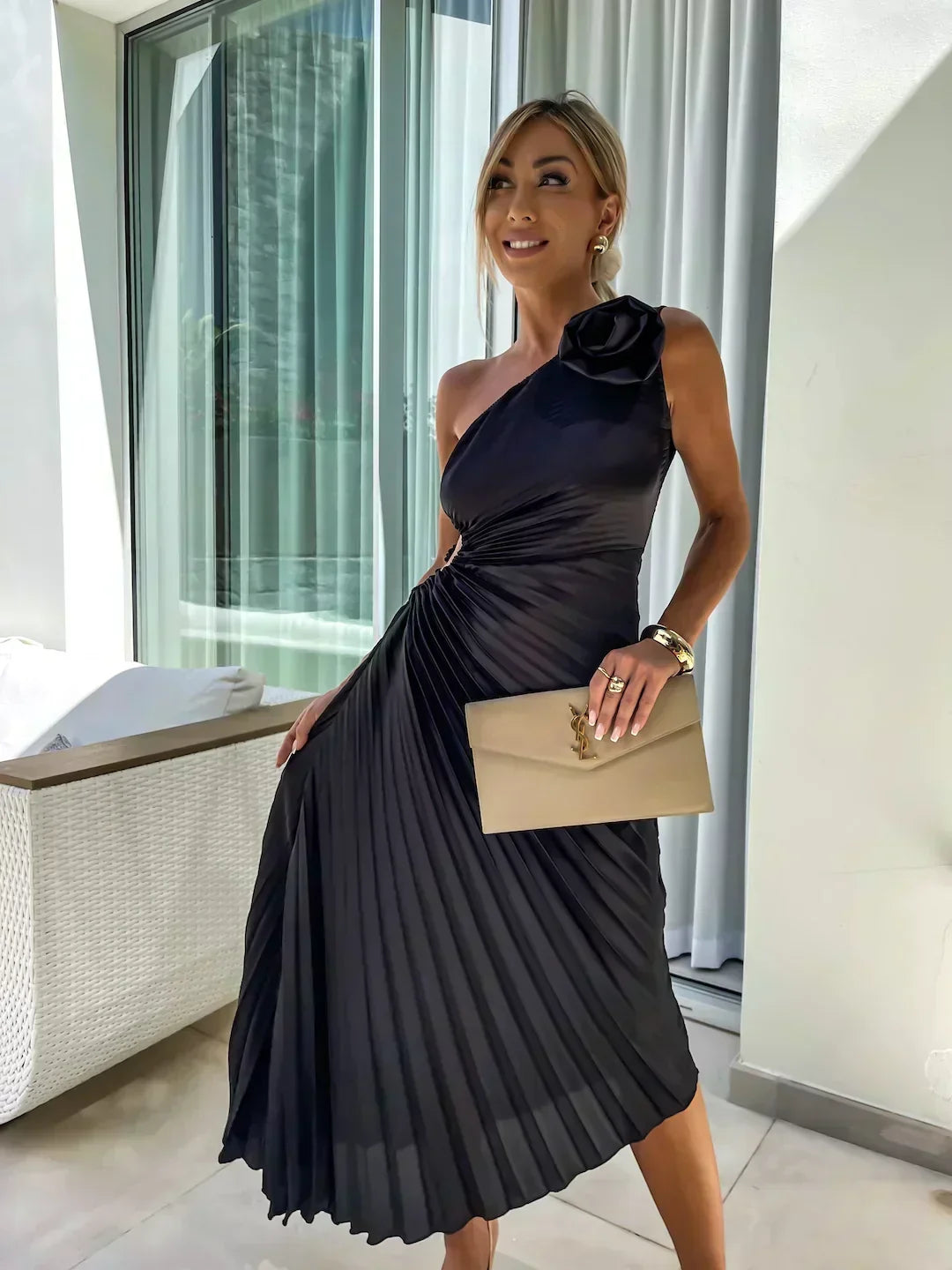 Juliette | Geplisseerde one-shoulder midijurk met stoffen roos voor trouwgasten