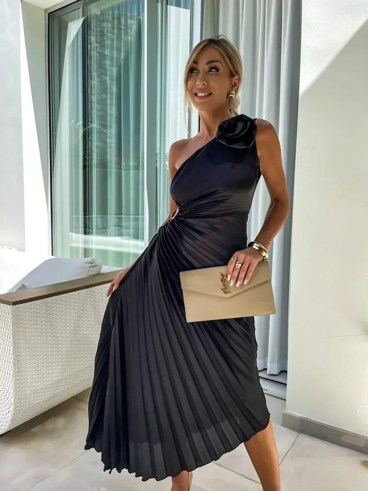Juliette | Geplisseerde one-shoulder midijurk met stoffen roos voor trouwgasten