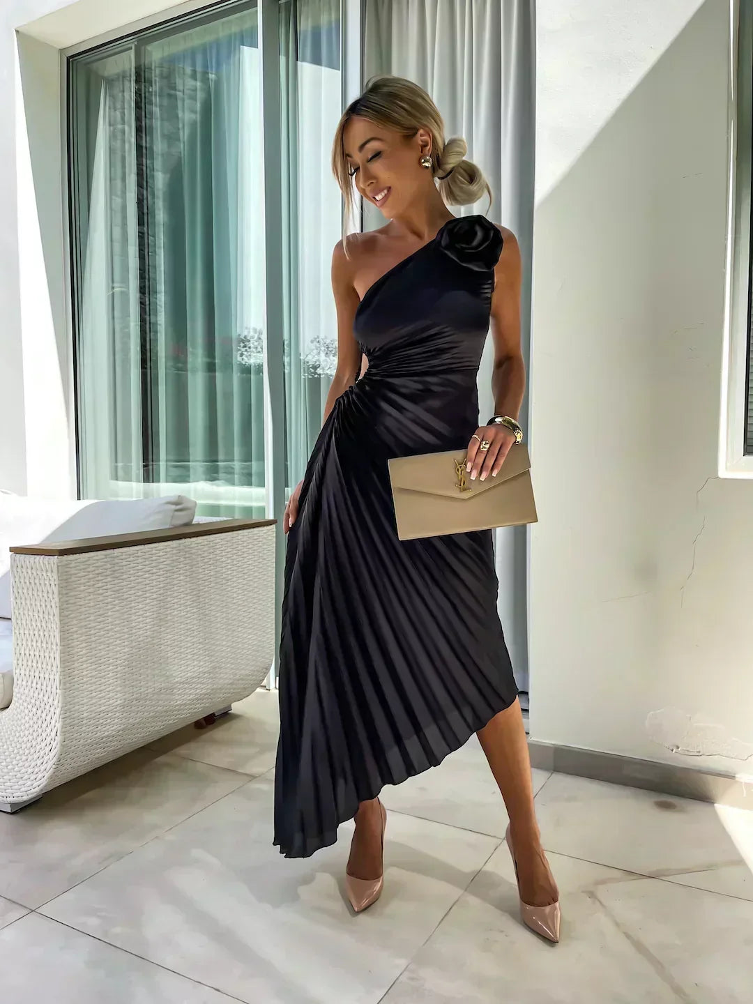 Juliette | Geplisseerde one-shoulder midijurk met stoffen roos voor trouwgasten