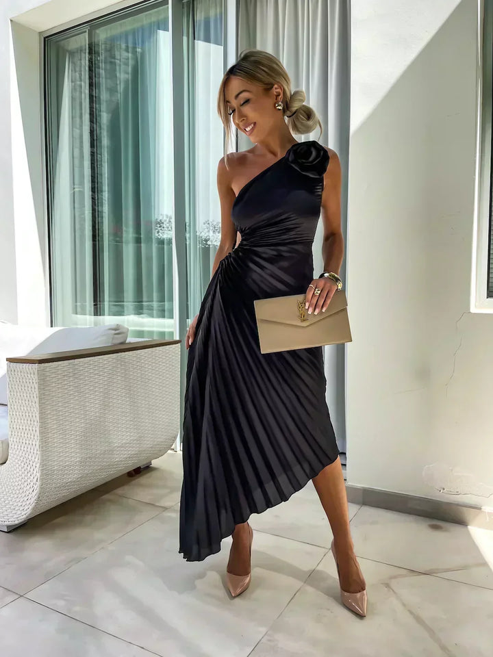 Juliette | Geplisseerde one-shoulder midijurk met stoffen roos voor trouwgasten
