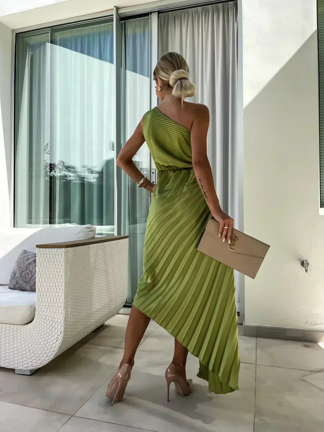 Juliette | Geplisseerde one-shoulder midijurk met stoffen roos voor trouwgasten