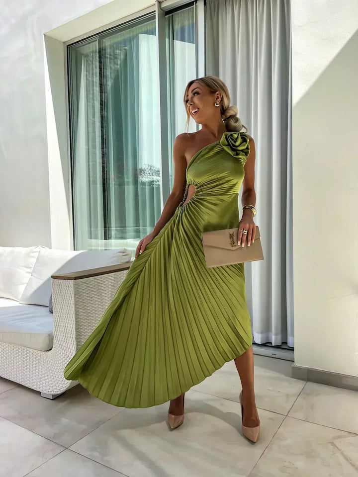 Juliette | Geplisseerde one-shoulder midijurk met stoffen roos voor trouwgasten