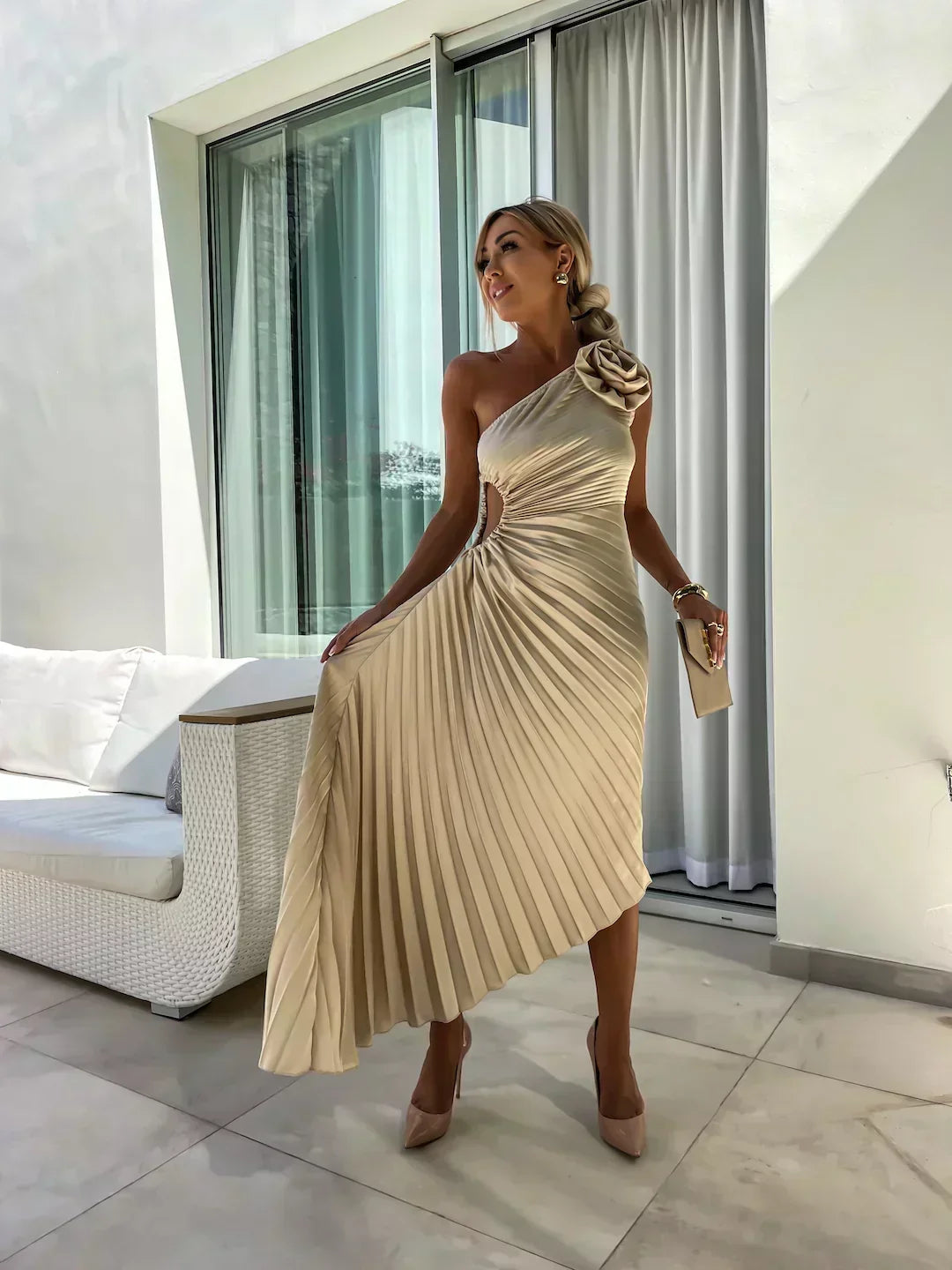 Juliette | Geplisseerde one-shoulder midijurk met stoffen roos voor trouwgasten