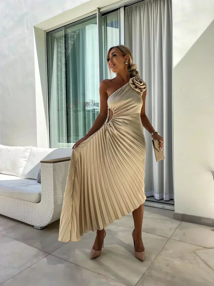 Juliette | Geplisseerde one-shoulder midijurk met stoffen roos voor trouwgasten