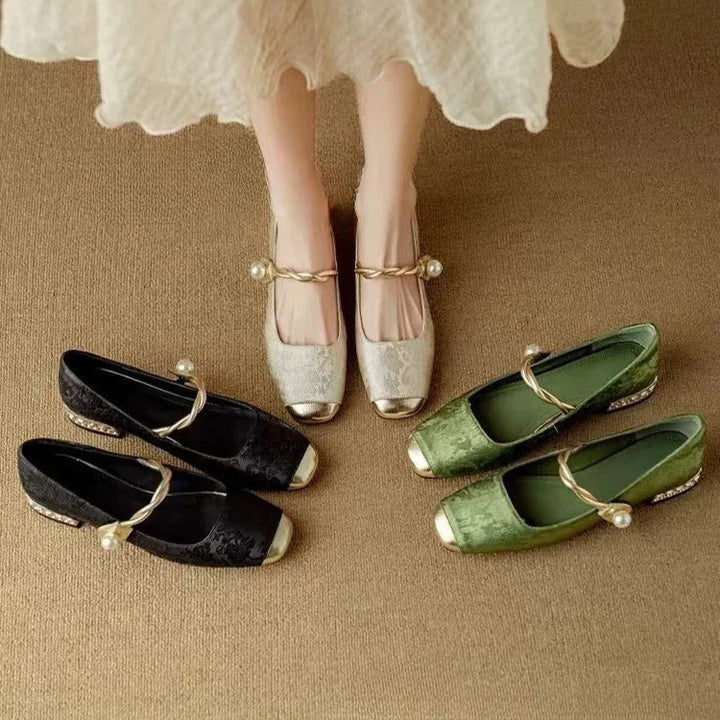 Frieda – Mary Jane-schoenen met metalen neus en parelgesp
