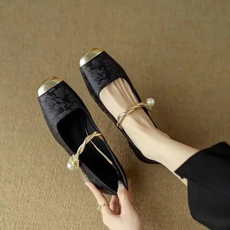 Frieda – Mary Jane-schoenen met metalen neus en parelgesp