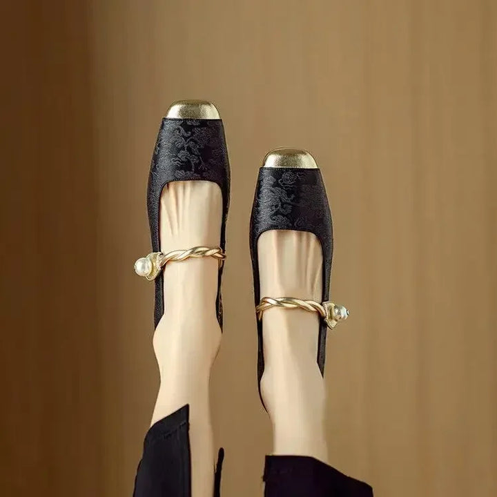 Frieda – Mary Jane-schoenen met metalen neus en parelgesp