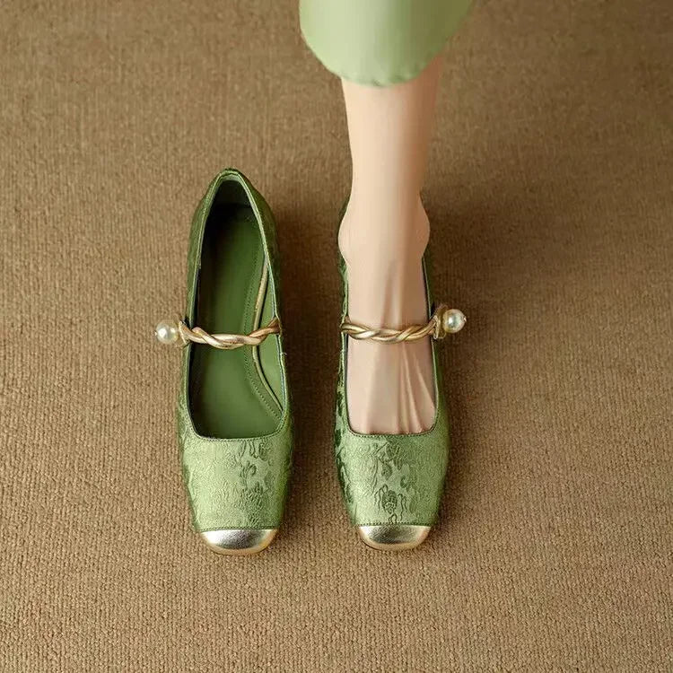 Frieda – Mary Jane-schoenen met metalen neus en parelgesp