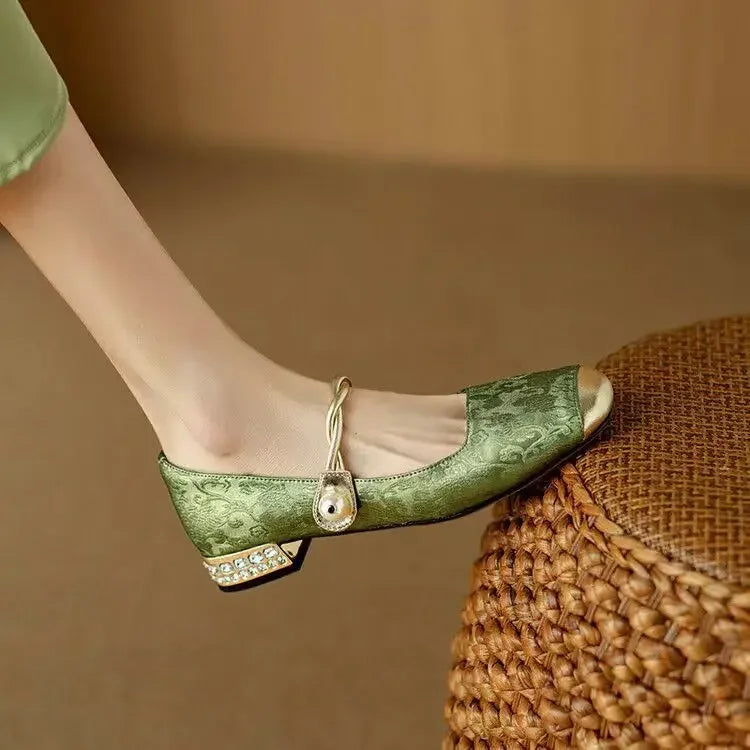 Frieda – Mary Jane-schoenen met metalen neus en parelgesp