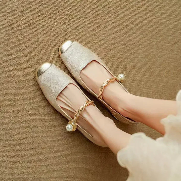 Frieda – Mary Jane-schoenen met metalen neus en parelgesp
