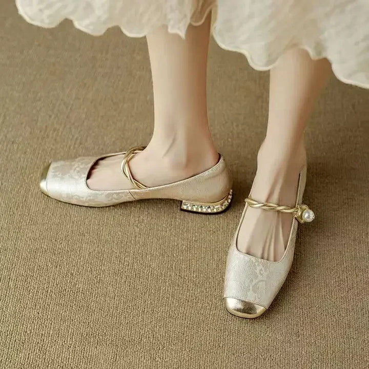 Frieda – Mary Jane-schoenen met metalen neus en parelgesp