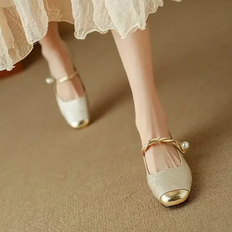 Frieda – Mary Jane-schoenen met metalen neus en parelgesp