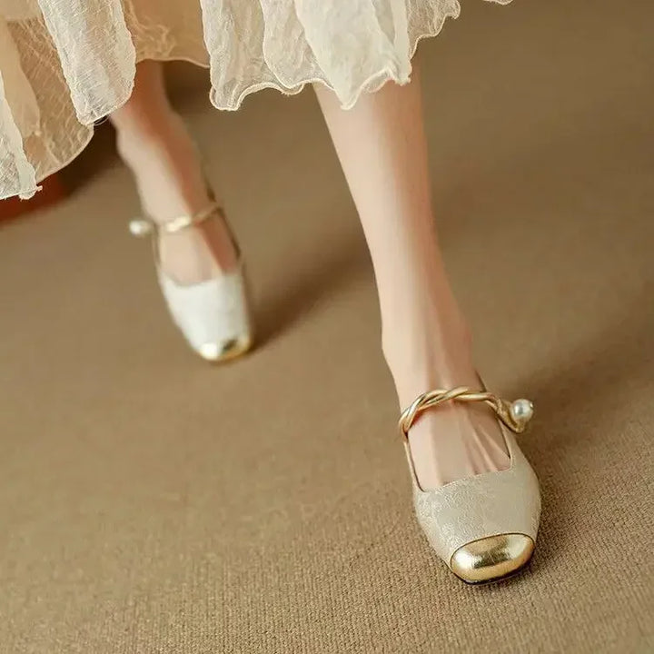 Frieda – Mary Jane-schoenen met metalen neus en parelgesp