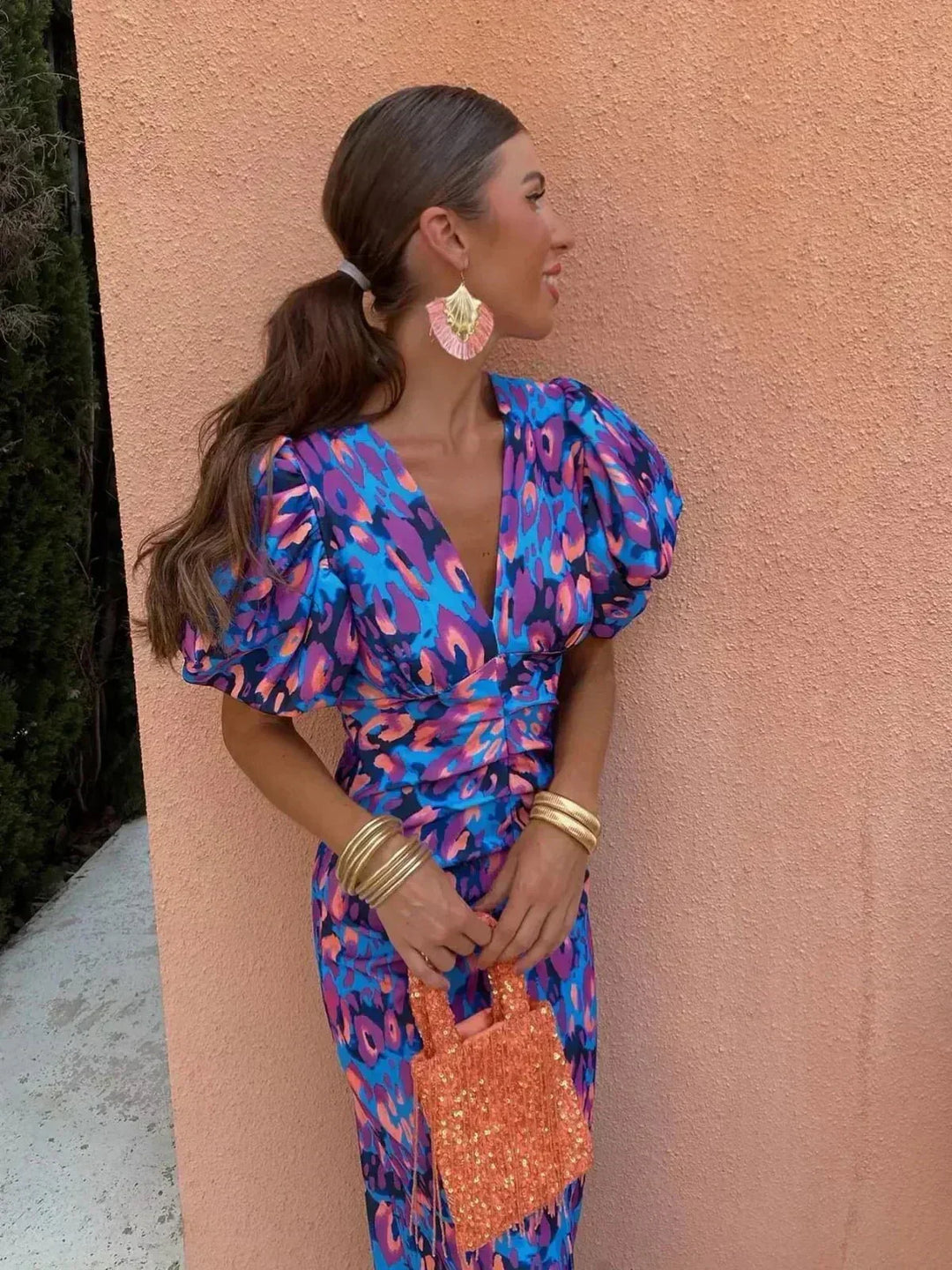 Suzette | Wikkeljurk met pofmouwen en abstract motief voor trouwgasten