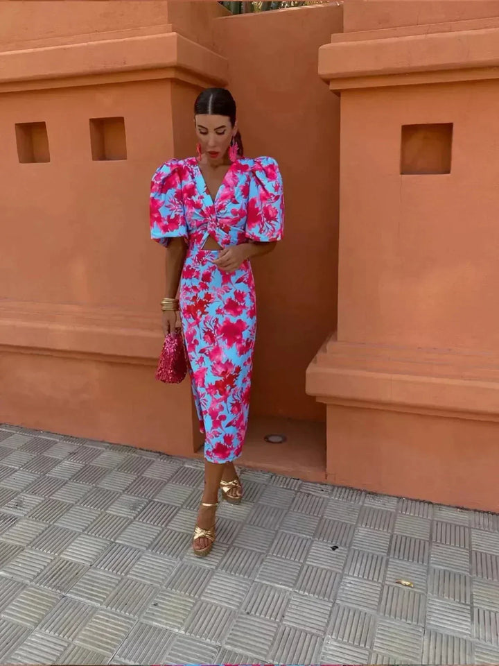 Suzette | Wikkeljurk met pofmouwen en abstract motief voor trouwgasten