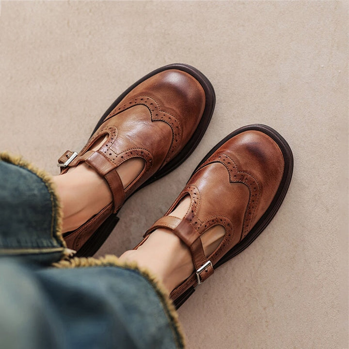 Clara – Schoenen met dubbele gesp en perforatiemotief