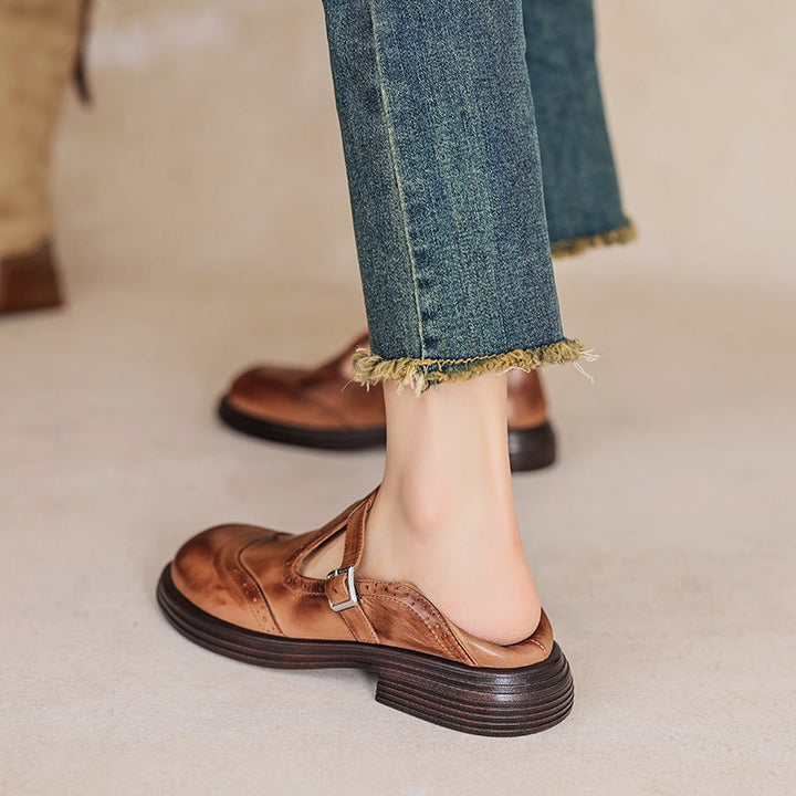 Clara – Schoenen met dubbele gesp en perforatiemotief