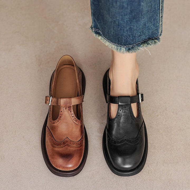 Clara – Schoenen met dubbele gesp en perforatiemotief