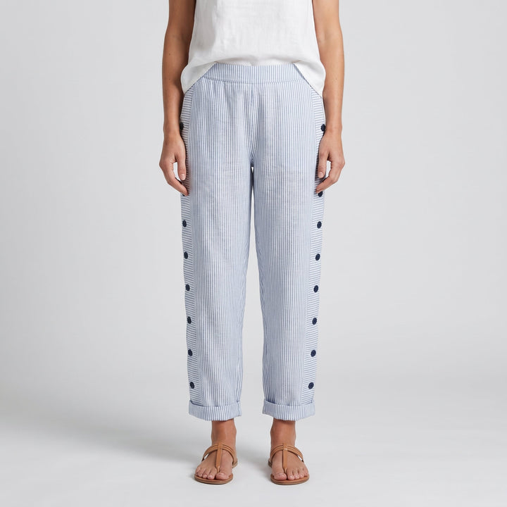 Amika | Gestreepte 7/8-broek met knopenrij opzij voor dames