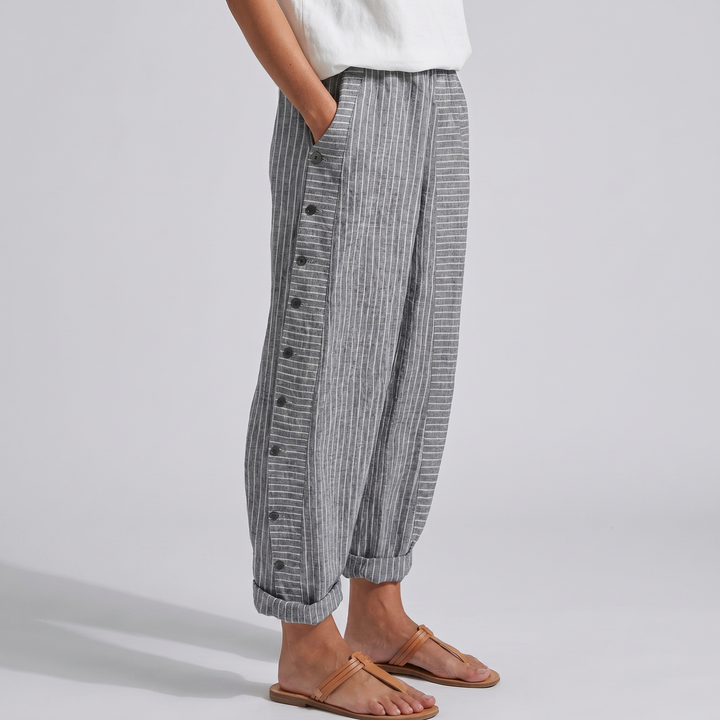 Amika | Gestreepte 7/8-broek met knopenrij opzij voor dames